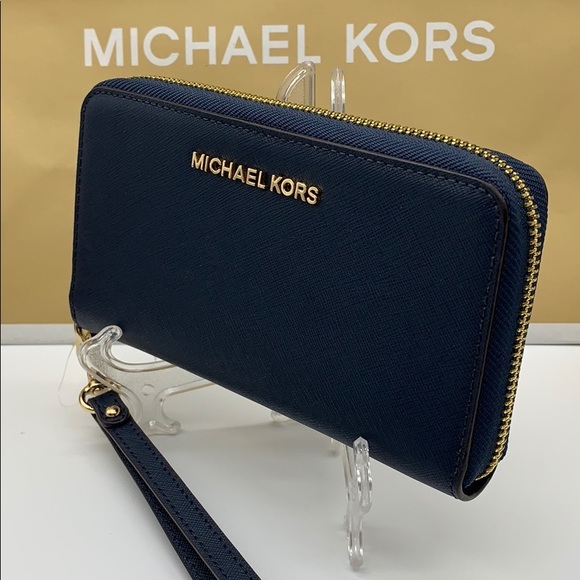 Michael Kors Handbags - Michael Kors Jet Set Travel LG FLAT MF PHN CASE